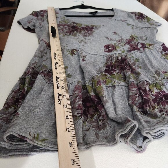 Torrid Blouse Floral Tiered Peplum Top Gray Purple Size 0 Short Sleeve - Picture 3 of 7
